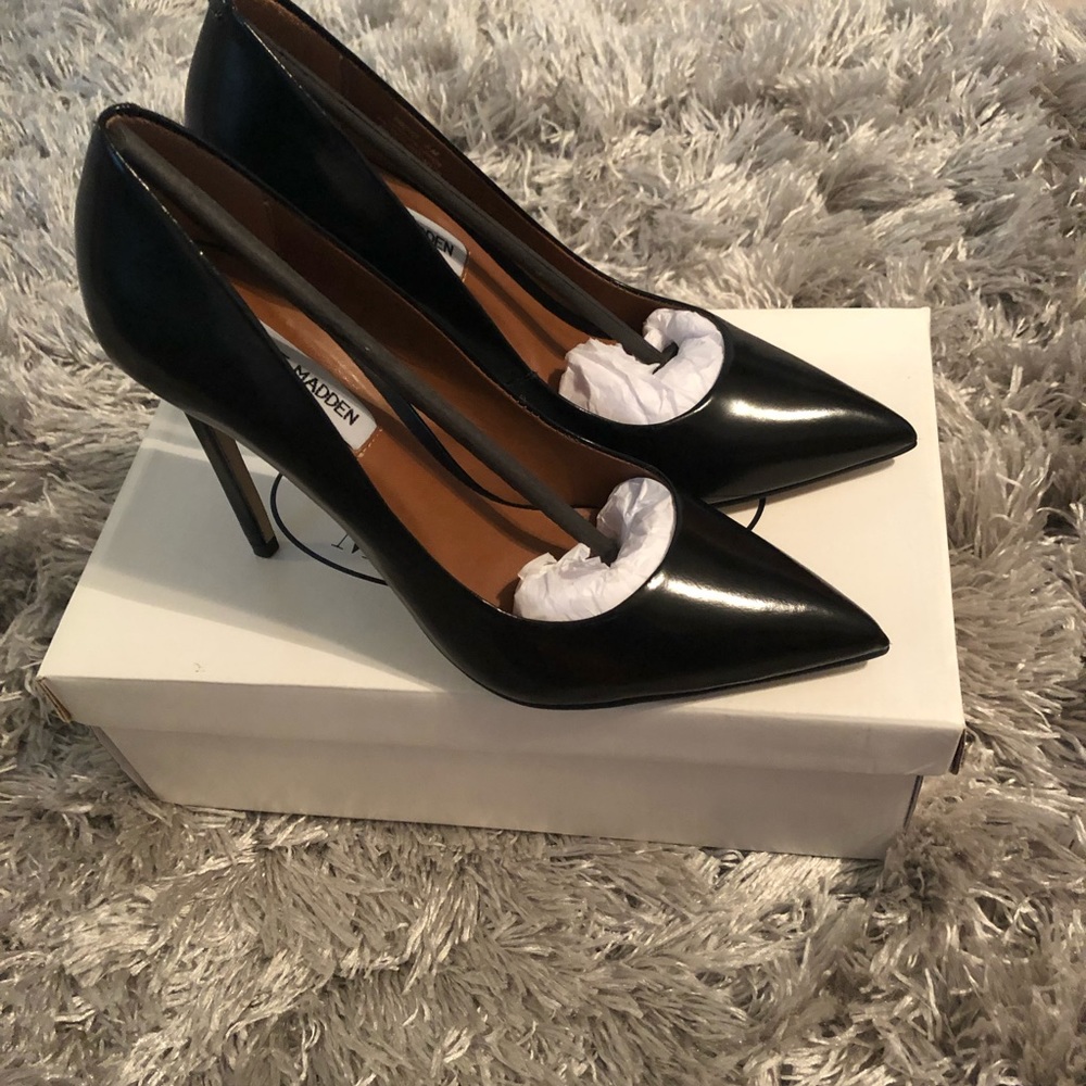 Steve Madden Black Proto Pumps
